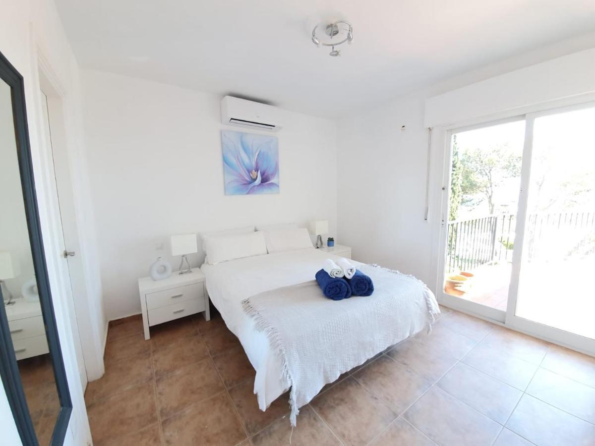 Beautiful 5 Bedroom Villa With Private Pool With Stunning Sea Views, Walking Distances To Shops Restaurants Beach Манилва Екстериор снимка