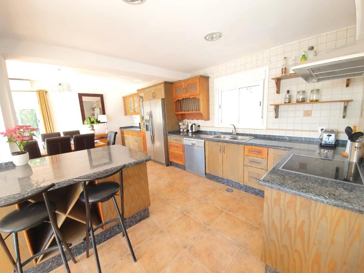 Beautiful 5 Bedroom Villa With Private Pool With Stunning Sea Views, Walking Distances To Shops Restaurants Beach Манилва Екстериор снимка