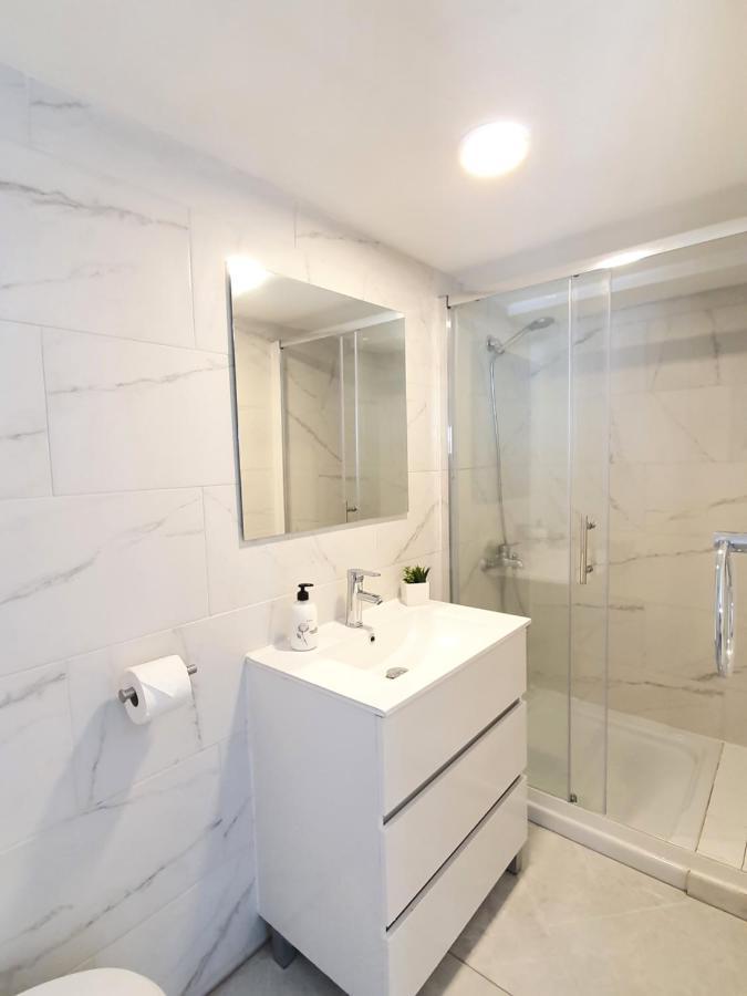 Beautiful 5 Bedroom Villa With Private Pool With Stunning Sea Views, Walking Distances To Shops Restaurants Beach Манилва Екстериор снимка